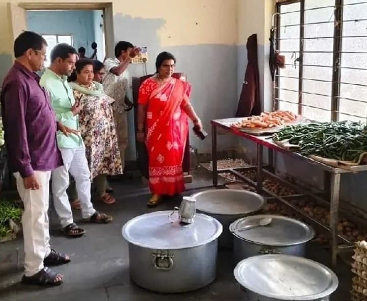 గురుకుల బాలికల పాఠశాలలో ఆకస్మిక తనిఖీ - Udayam