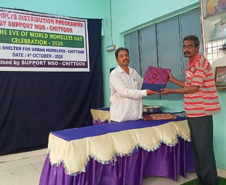నిరాశ్రయులకు దుప్పట్ల పంపిణీ - Udayam