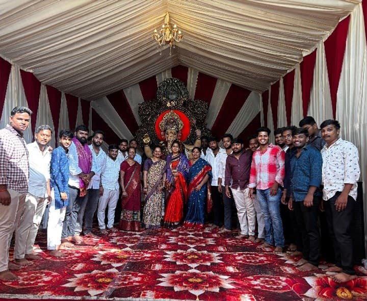 శక్తి సేన యూత్ వివిధ గణేష్ మండపాల్లో మాజీ కార్పొరేటర్ పూజలు - Udayam