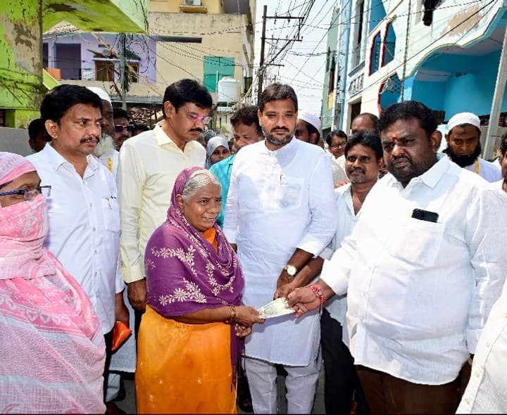 పింఛన్ల పంపిణీ చేసిన ఎమ్మెల్యే - Udayam