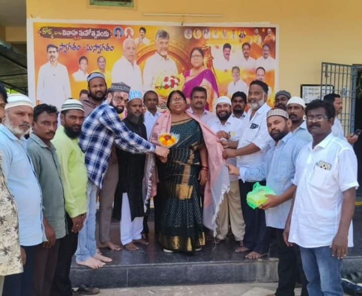 ఎమ్మెల్యేను కలిసిన నూతన కమిటీ సభ్యులు - Udayam