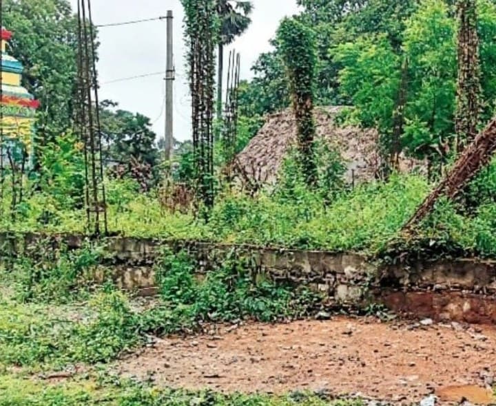 పునాదులకే పరిమితమైన తరగతి గదులు - Udayam