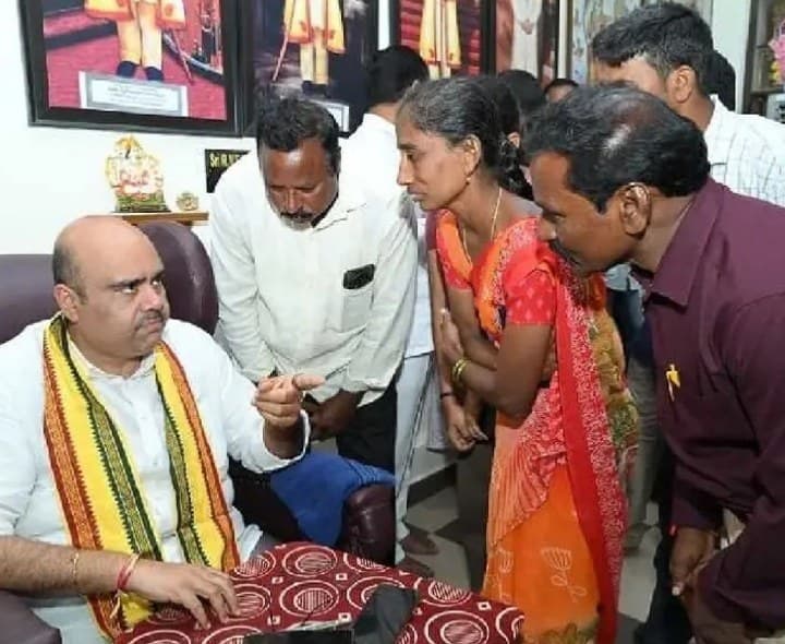 ప్రజా సమస్యల పరిష్కారానికి ప్రాధాన్యత: బేబినాయన - Udayam