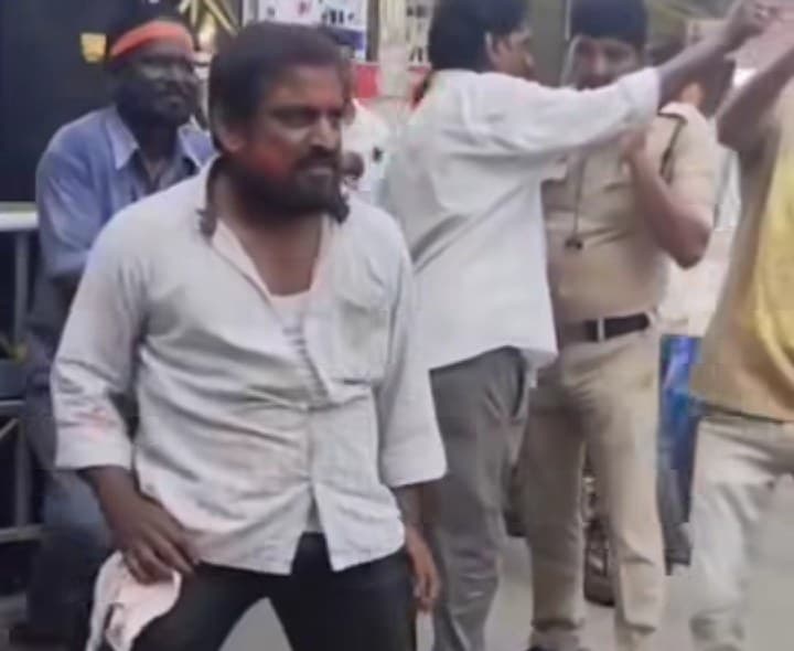 వినాయక ఊరేగింపులో డాన్స్ చేస్తూ వ్యక్తి మృతి - Udayam