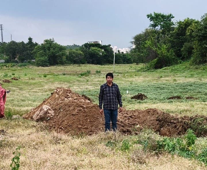 పొలంలో తవ్వకాలపై బాధితుడి ఆవేదన - Udayam