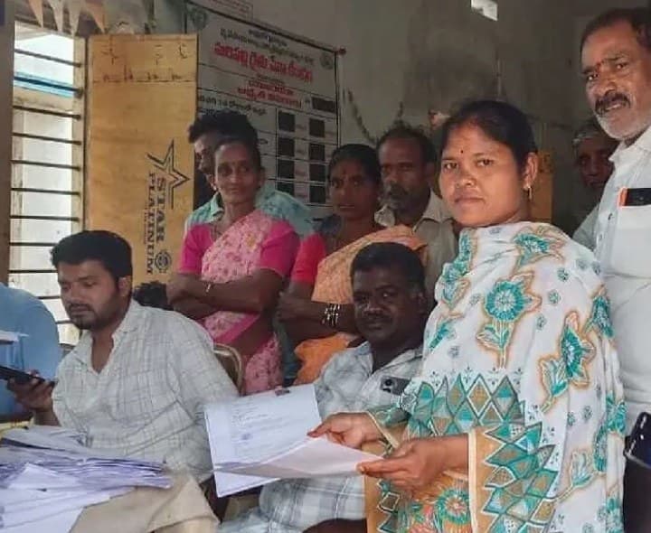 సచివాలయాల వద్ద పెన్షన్ దరఖాస్తుల రద్దీ