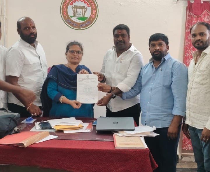 మా గ్రామంలో పల్లె బస్సులు ఆపండి - Udayam