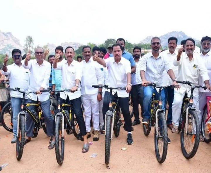 విద్యార్థులకు సైకిళ్ళ పంపిణీ చేసిన ఎమ్మెల్యే - Udayam