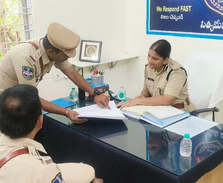 మహిళా పోలీస్ స్టేషన్లో ఎస్పీ తనిఖీలు - Udayam