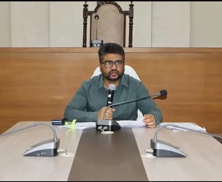 సచివాలయ కార్యదర్శులపై ఫిర్యాదులొస్తున్నాయ్ - Udayam