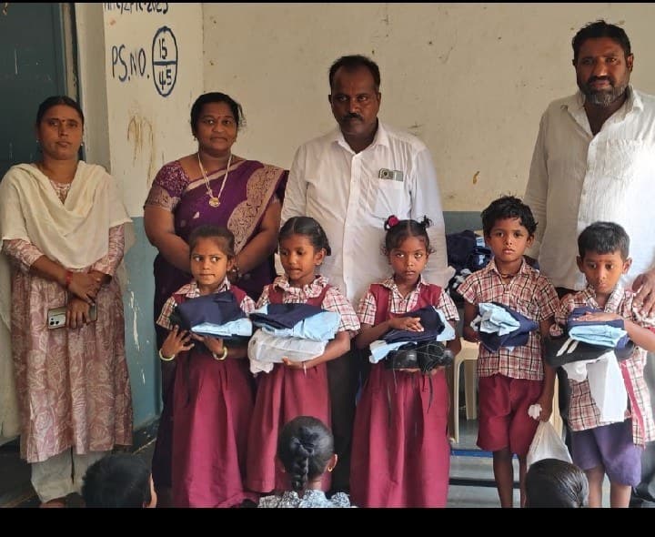 ఇంద్రనగర్ తండా గుడి తండా విద్యార్థులకు యూనిఫాంల పంపిణీ - Udayam