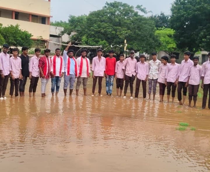 క్రీడా మైదానంలో వర్షపు నీటిని తొలగించాలని ధర్నా