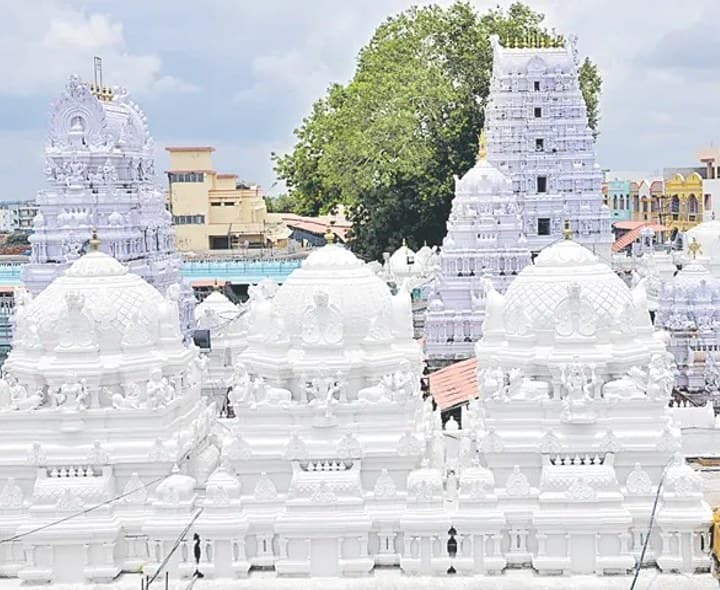 వేములవాడలో పెండింగ్ వేతనాల కోసం క్షౌరకుల విధుల బహిష్కరణ - Udayam