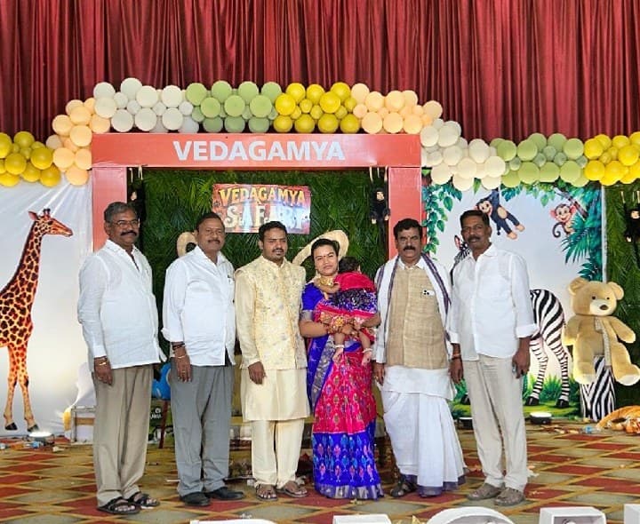 చిన్నారిని ఆశీర్వదించిన పరిగి ఎమ్మెల్యే - Udayam