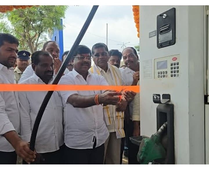 పెట్రోల్ బంకును ప్రారంభించిన ఎమ్మెల్యే - Udayam