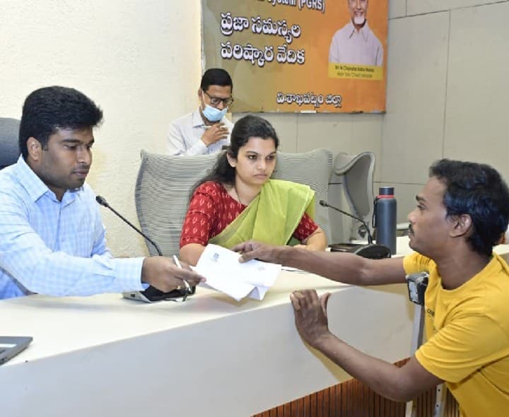 ఫిర్యాదులను పూర్తిస్థాయిలో పరిష్కరించి సరైన ఎండార్స్మెంట్ ఇవ్వాలి - Udayam