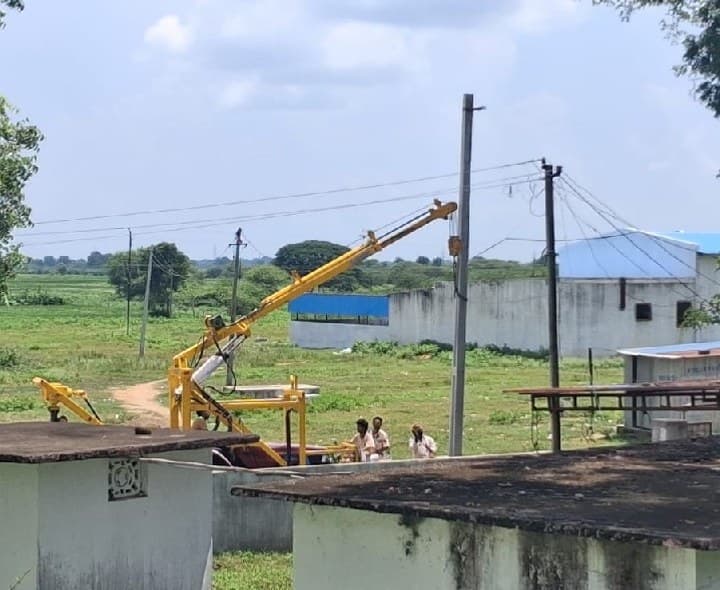 విద్యుత్ కోతలతో నెర్రెలుబారుతున్న పొలాలు .. కన్నీరు మున్నీరవుతున్న అన్నదాత - Udayam