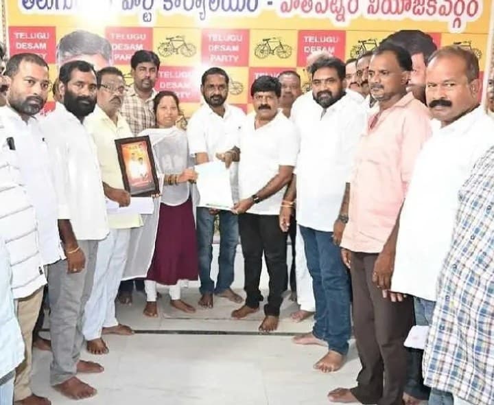 బొడ్డుమర్రిలో సీఎంఆర్ఎఫ్ చెక్కు అందజేత - Udayam
