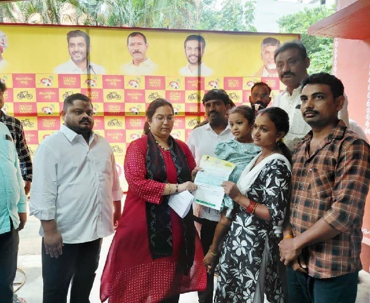 CMRF చెక్కులు పంపిణీ చేసిన ఎమ్మెల్యే - Udayam