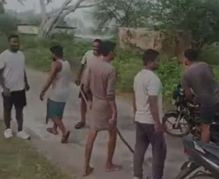 పిచ్చి కుక్క దాడిలో పలువురికి గాయాలు - Udayam