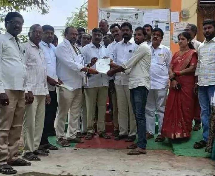 సీఎంఆర్ఎఫ్ చెక్కుల పంపిణీ - Udayam