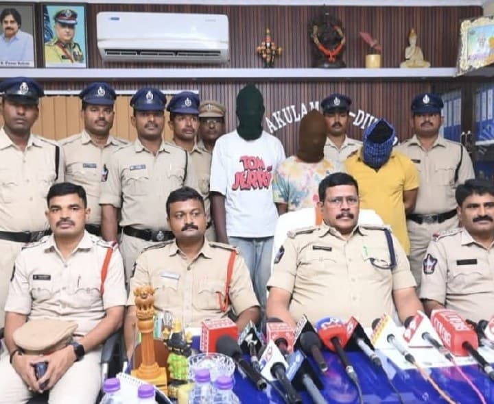 దేవాలయాల్లో వరుస దొంగతనాలను ఛేదించిన పోలీసులు - Udayam