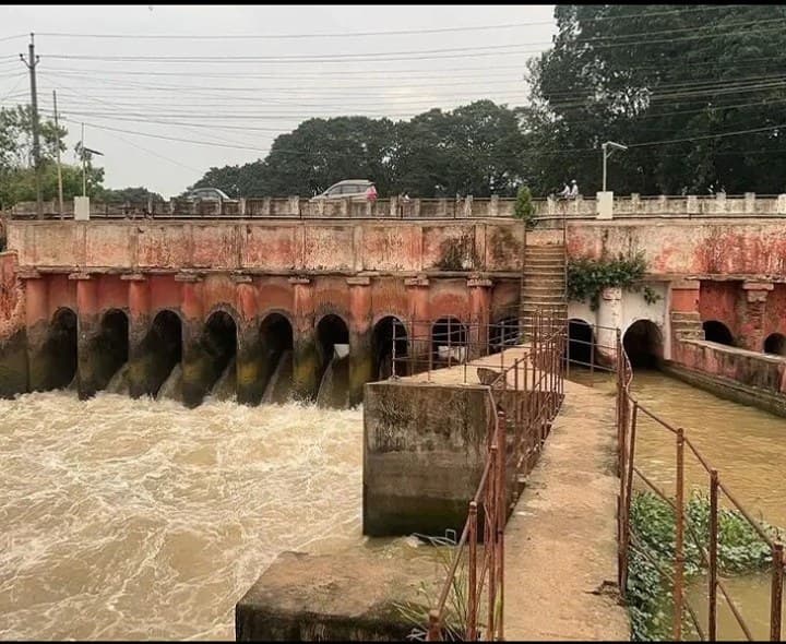పశ్చిమ డెల్టా కాల్వలకు 3506 క్యూసెక్కుల సాగు నీరునీరు - Udayam