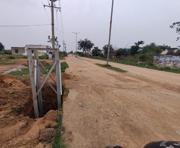 రోడ్డుకు ఆనుకుని సోలార్ స్తంభాలు.. ప్రమాద భయం - Udayam