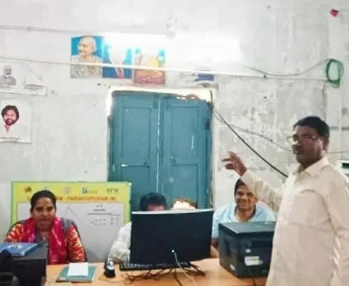 కొరిగంగాపురం సచివాలయ భవనం పెచ్చులూడడంతో ఆందోళన - Udayam