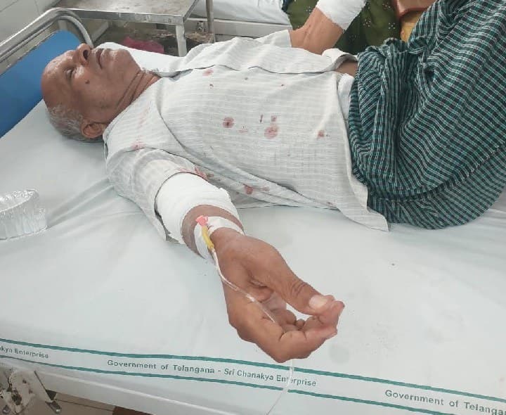 నిర్మల్ లో కోతుల బీభత్సం.. ఒకరికి తీవ్ర గాయాలు - Udayam