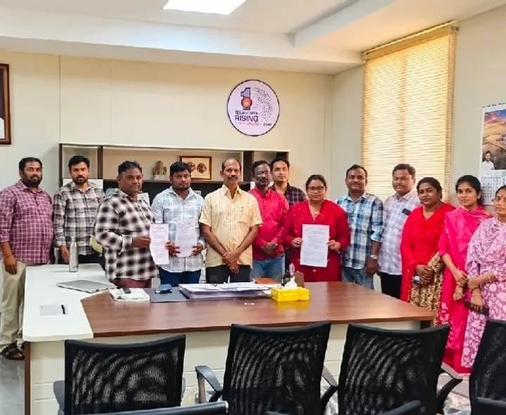 జడ్పీ ఉద్యోగులకు పదోన్నతులు - Udayam
