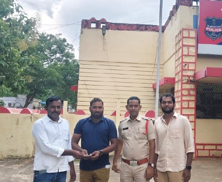 డీజేకు చెక్.. అడ్వాన్స్ బ్యాక్ - Udayam