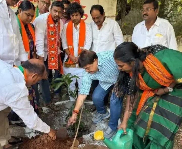 తార్నాకలో మొక్కలు నాటిన బీజేపీ చీఫ్ - Udayam
