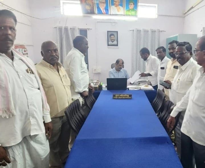 రోడ్డు హద్దులు నిర్ధారించాలని తహసీల్దార్కు వినతి - Udayam