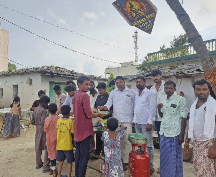 అన్నదానం మహా దానం మాజీ సర్పంచ్ - Udayam