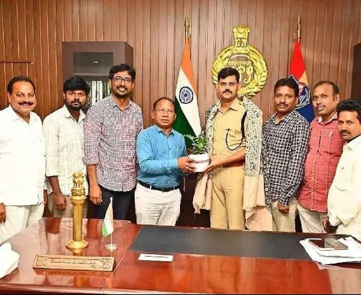 రెడ్క్రాస్ సేవలకు పోలీసుల సహకారం - Udayam