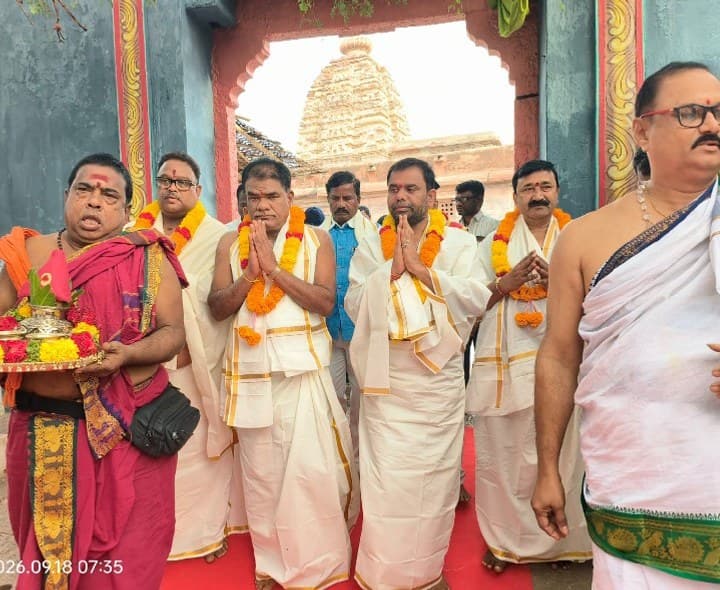 బాలబ్రహ్మేశ్వర స్వామివార్లను దర్శించుకున్నా ఎస్సీ, ఎస్టీ కమిషన్ - Udayam