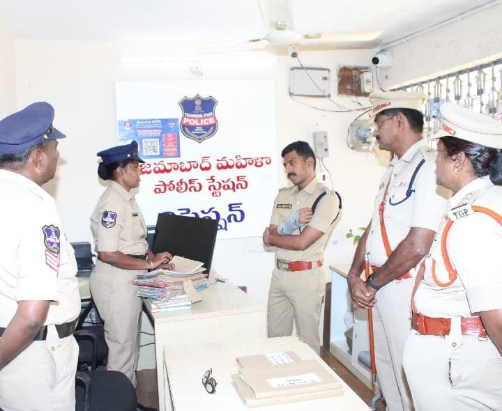 పోలీస్ స్టేషన్ ను తనిఖీ చేసిన సీపీ - Udayam