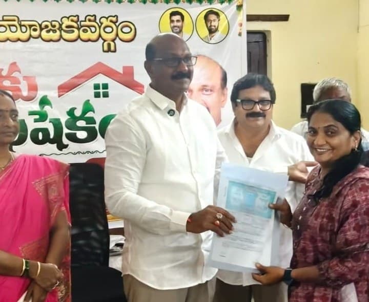 61,62,63 వార్డుల్లో లబ్ధిదారులకు రిజిస్ట్రేషన్ పత్రాలు - Udayam