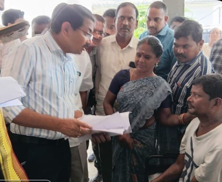 అర్జీలు స్వీకరించిన కలెక్టర్ - Udayam