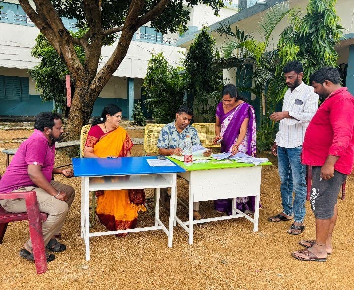 హోన్నాజీపేట్లో SIR కేంద్రాలను పరిశీలించిన ఆర్డీఓ - Udayam