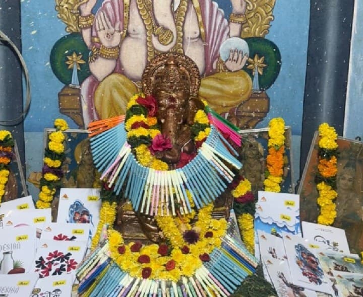 పెన్నులు పుస్తకాలతో పూజల చేసిన వినాయకుడు - Udayam