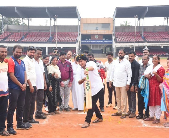ఉత్సాహాంగా జిల్లా కళాకారుల క్రికెట్ పోటీలు ప్రారంభం - Udayam