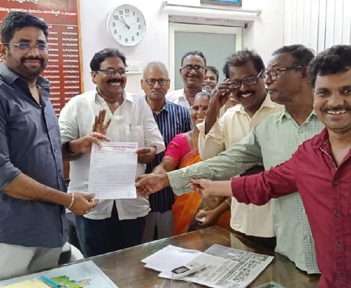 అర్హులైన వారందరికీ పట్టాలు ఇవ్వాలని వినతి - Udayam