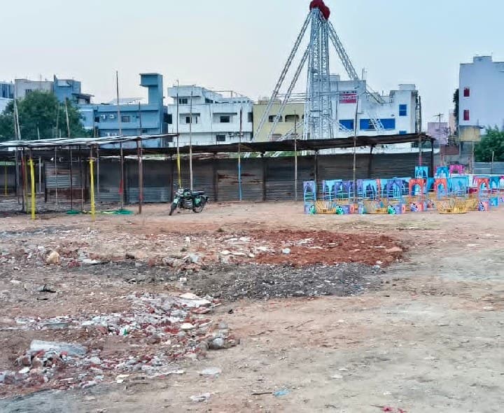 అనుమతులు లేకుండానే ఆర్టీసీ బస్టాండ్ లో ఎగ్జిబిషన్ - Udayam