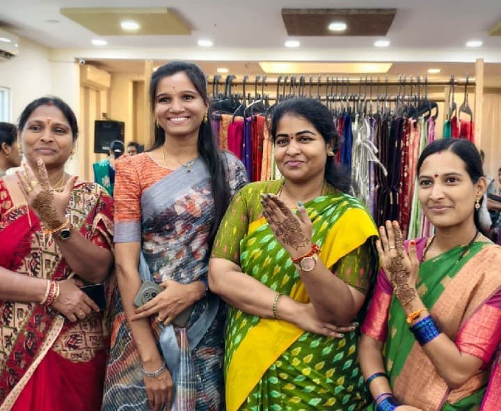 మహిళలకు ఉపాధి కల్పిస్తున్న సౌమ్యను అభినందించిన ఆడువాల జ్యోతి - Udayam