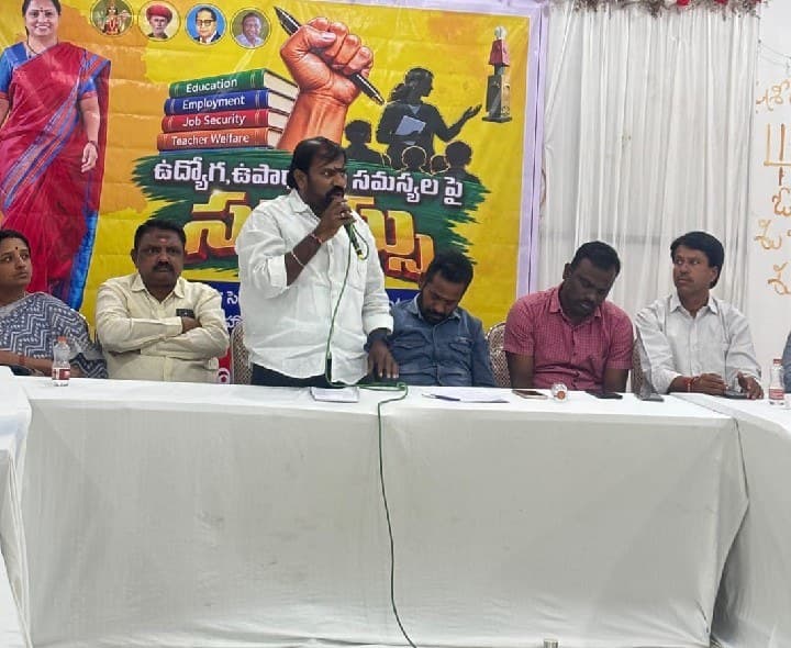 ఉద్యోగుల సమస్యలు పరిష్కరించాలి: రక్షణ సేన - Udayam