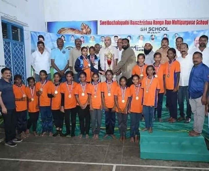 ప్రతి విద్యార్ది చదువుతో పాటు క్రీడలలో రాణించాలి - MLA - Udayam