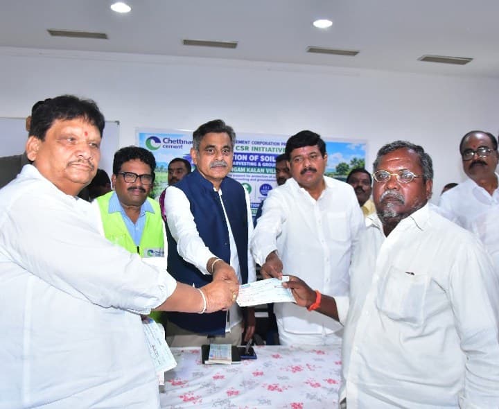రైతులకు రూ.14 లక్షల పంట నష్టపరిహారం చెక్కులు - Udayam