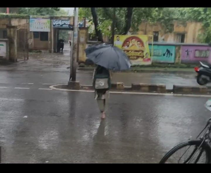 ఆమదాలవలసలో ఎడతెరిపి లేకుండా కురుస్తున్న వర్షం - Udayam